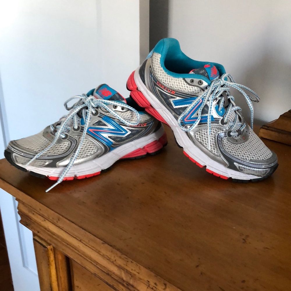 Women’s New Balance Running 680 V2 athletic shoes, size 7B